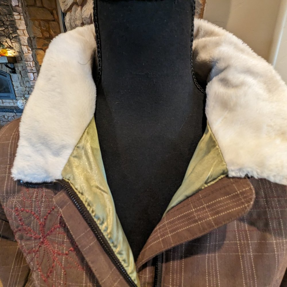 Embroidered Jacket from Mountain Hardwear - Picture 6 of 17